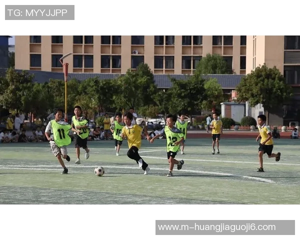 足球运动的魅力与技巧全面解析及其对青少年成长的重要性 足球运动的魅力与技巧全面解析及其对青少年成长的重要性